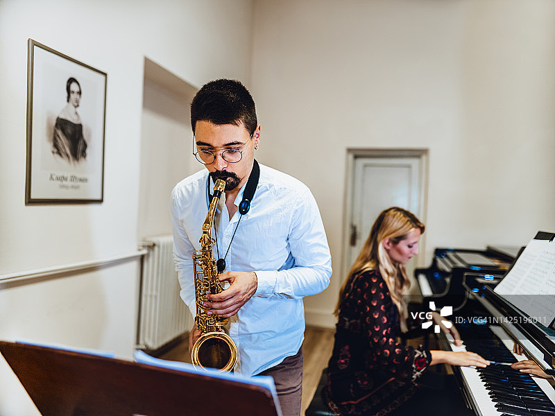 钢琴和萨克斯二重奏练习图片素材