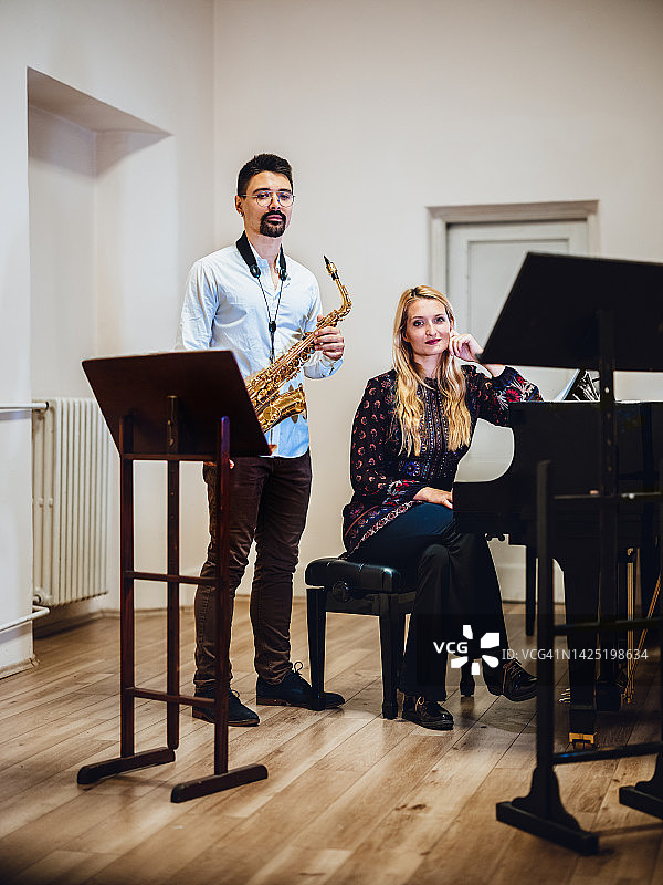 钢琴和萨克斯二重奏练习图片素材