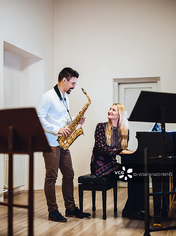 钢琴和萨克斯二重奏练习图片素材