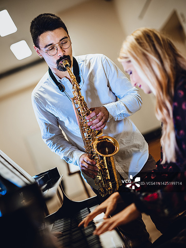 钢琴和萨克斯二重奏练习图片素材