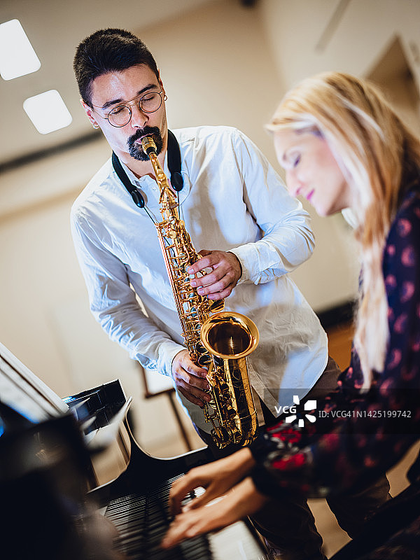 钢琴和萨克斯二重奏练习图片素材
