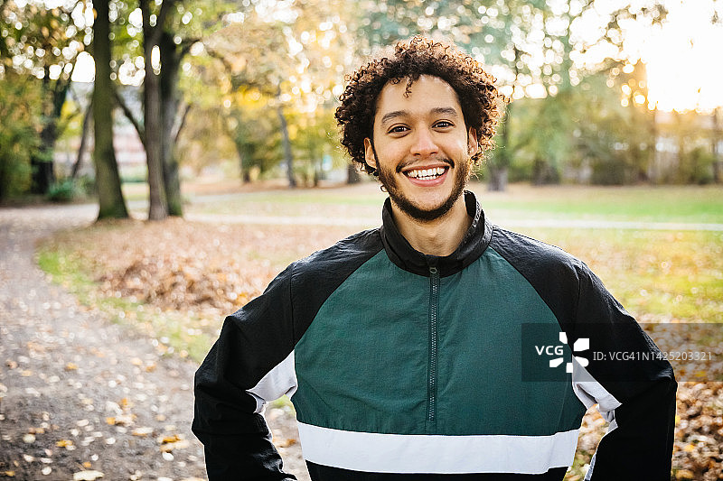 正面肖像：混血自信卷发男运动员图片素材