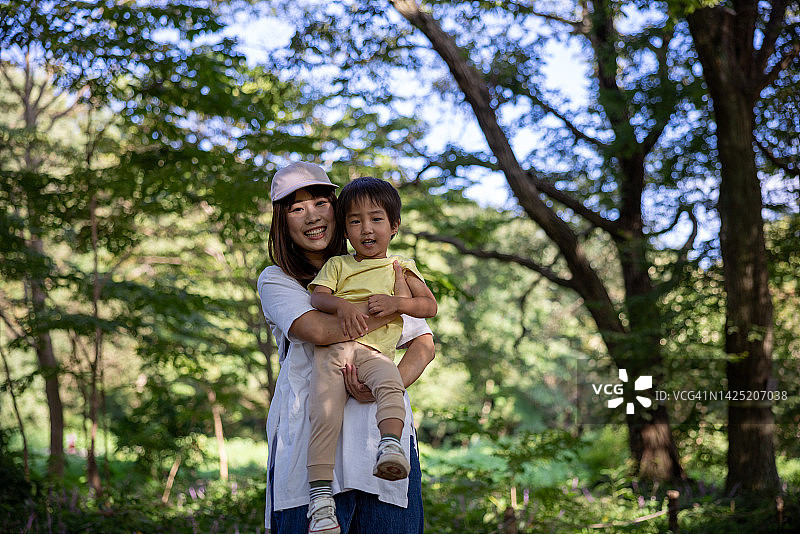 母亲在公园里抱着儿子图片素材