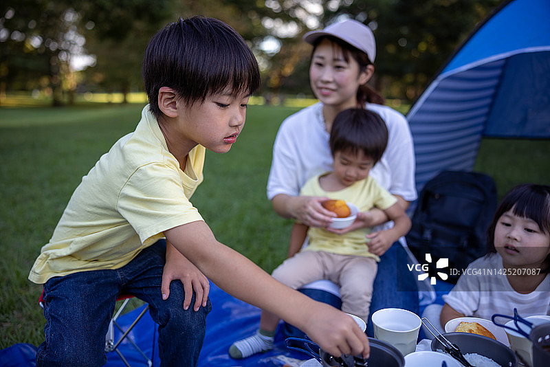 一家人在公园里野餐和享用午餐图片素材