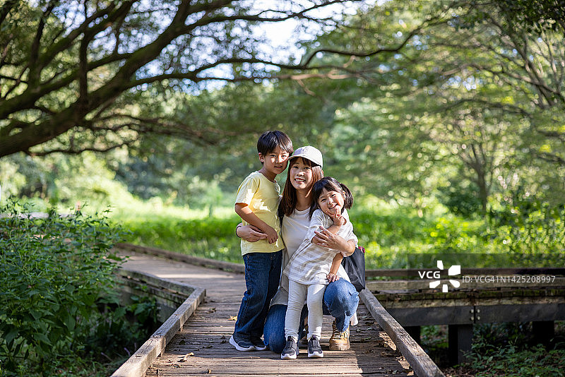 幸福家庭在自然森林公园的合影图片素材
