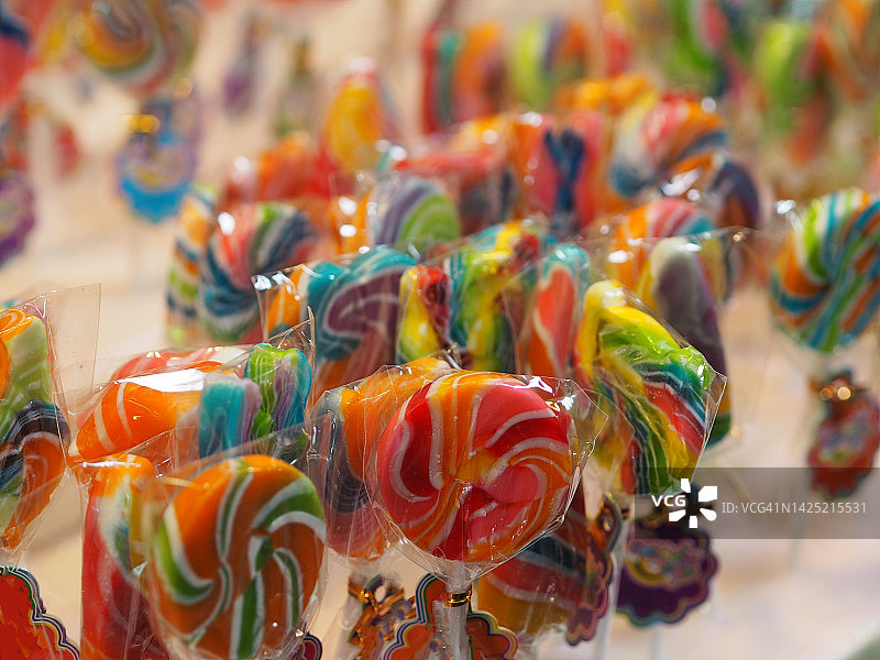 塑料袋中的彩色糖果图片素材