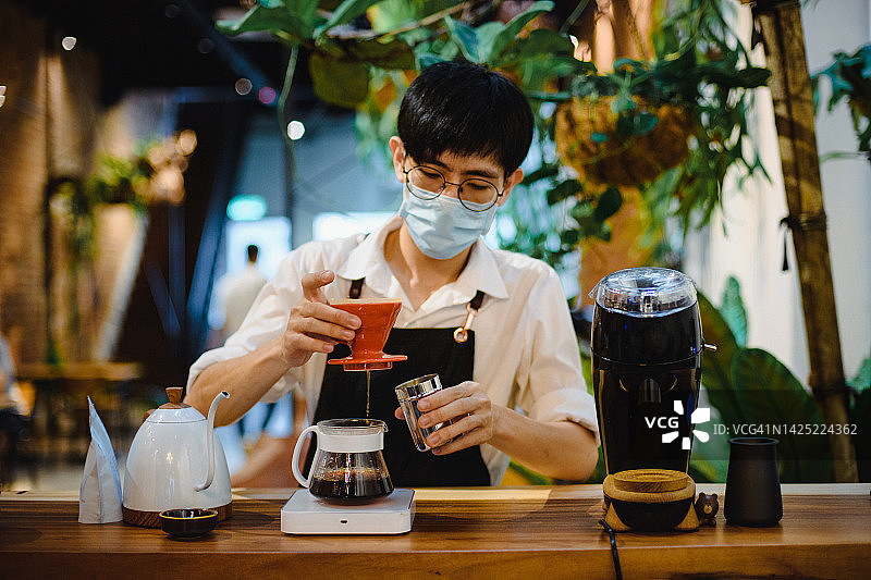 咖啡师使用手冲方法制作滴滤咖啡图片素材
