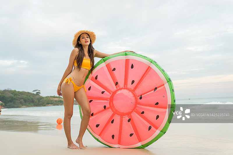 在泰国热带海滩岛屿上穿比基尼的亚洲女性肖像图片素材