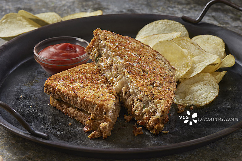 剩余的火鸡肉饼烤奶酪三明治图片素材