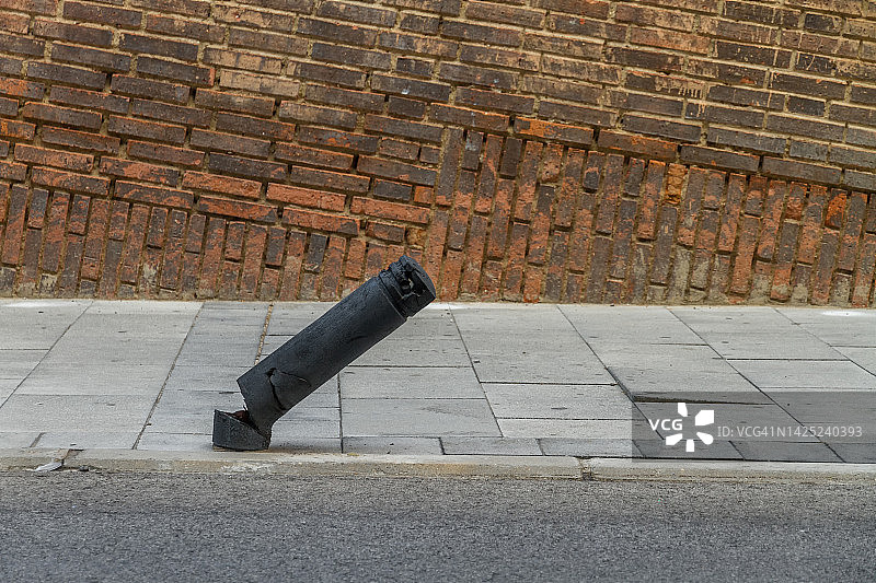 倾斜街道上损坏的系缆柱图片素材