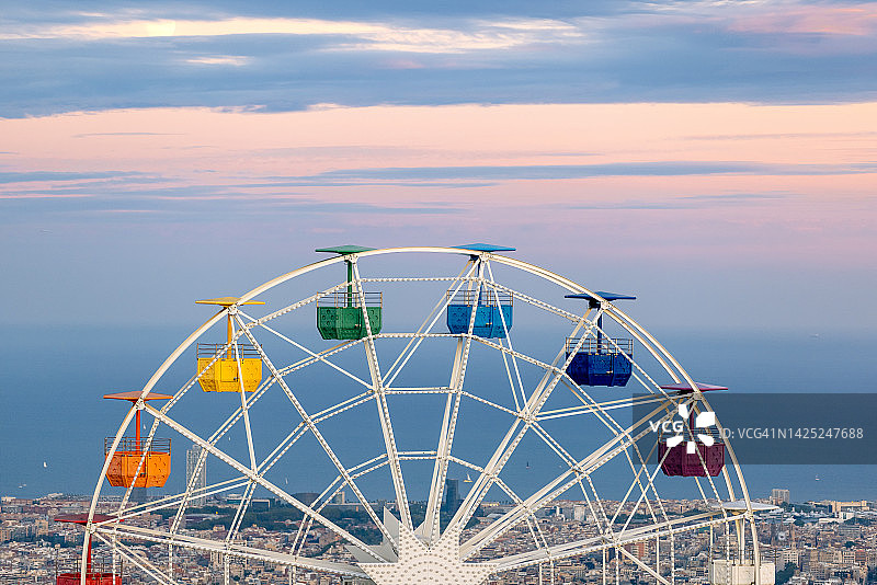 西班牙巴塞罗那提比达波的日落后摩天轮图片素材