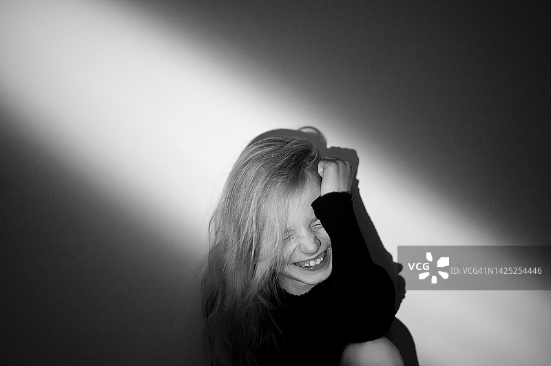 快乐的女孩闭着眼睛，手托着头图片素材