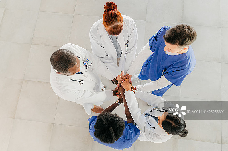 医护团队在医院合作，互相帮助，手拉手团结在一起图片素材