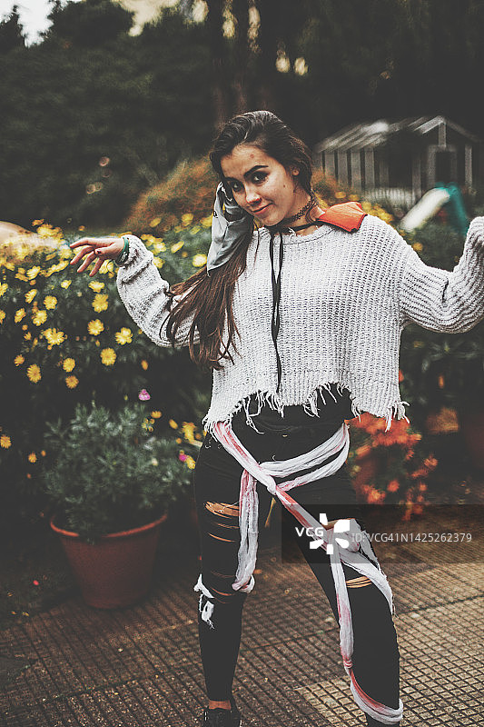 后院里穿着万圣节服装的女孩图片素材