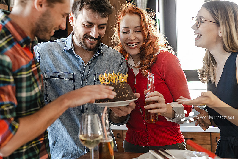 快乐的朋友们参加生日派对图片素材