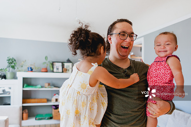 父女们在家快乐地玩耍图片素材