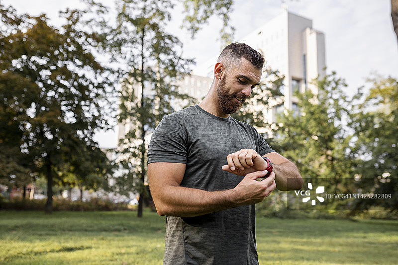 使用追踪软件的运动型年轻人图片素材