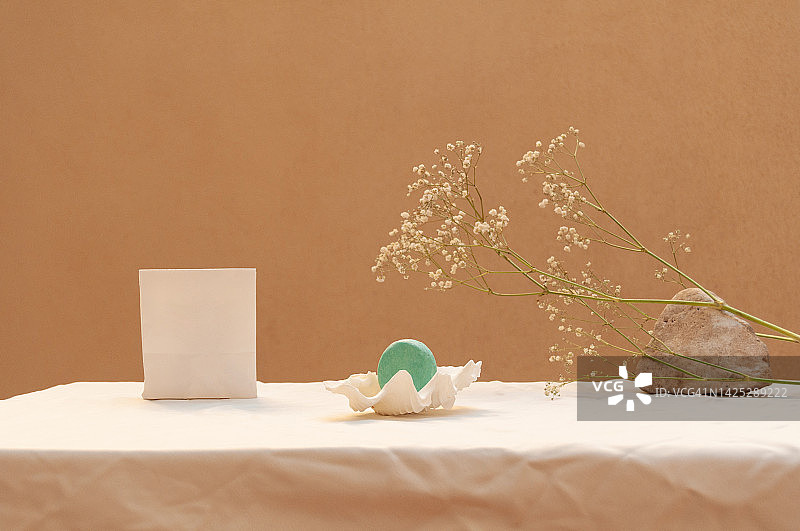 黄色和白色背景上的海洋和花卉装饰香皂，配白色纸质包装袋图片素材