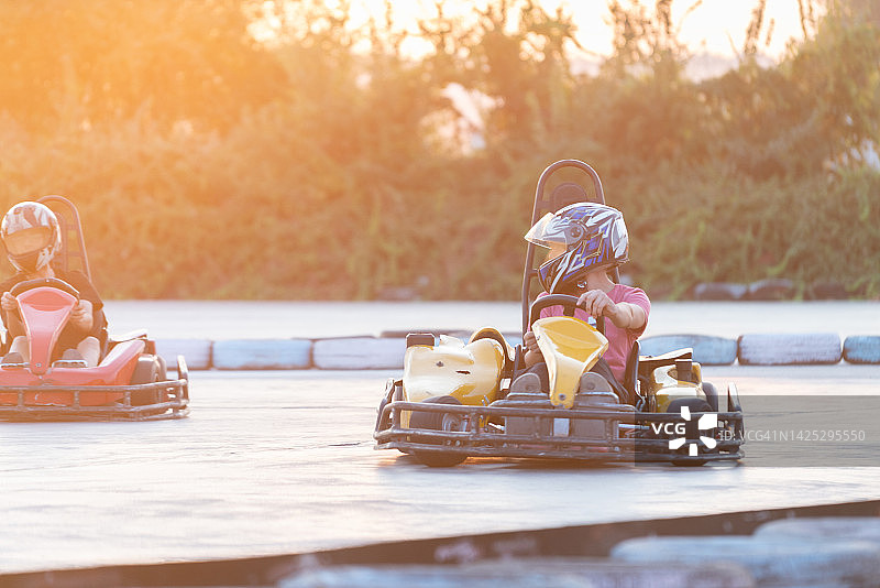 人们驾驶着旧卡丁车图片素材