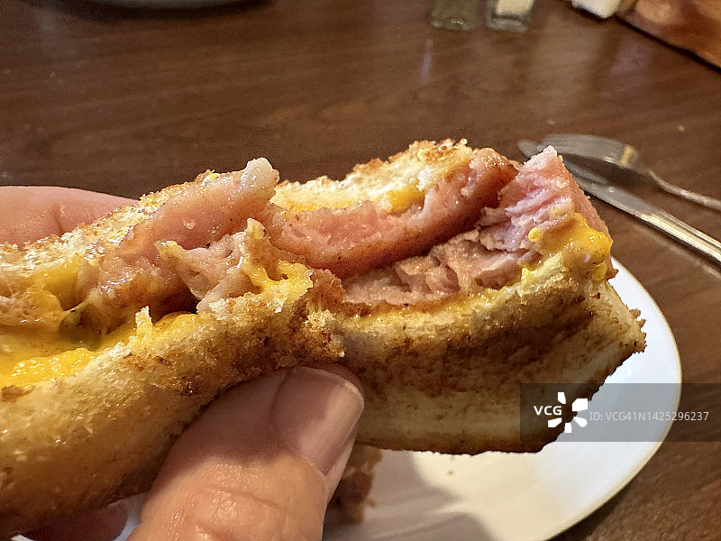 享用独特午餐：炸午餐肉三明治图片素材