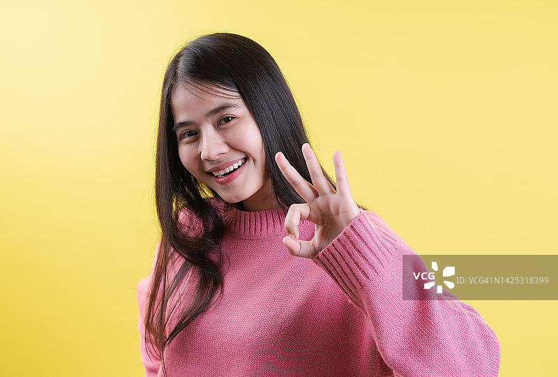 做出OK手势的年轻亚洲女性图片素材