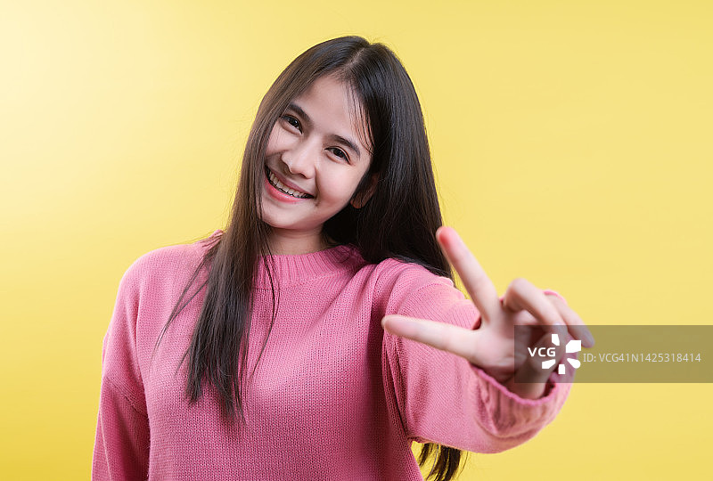 亚洲女性竖起两根手指表示加油图片素材