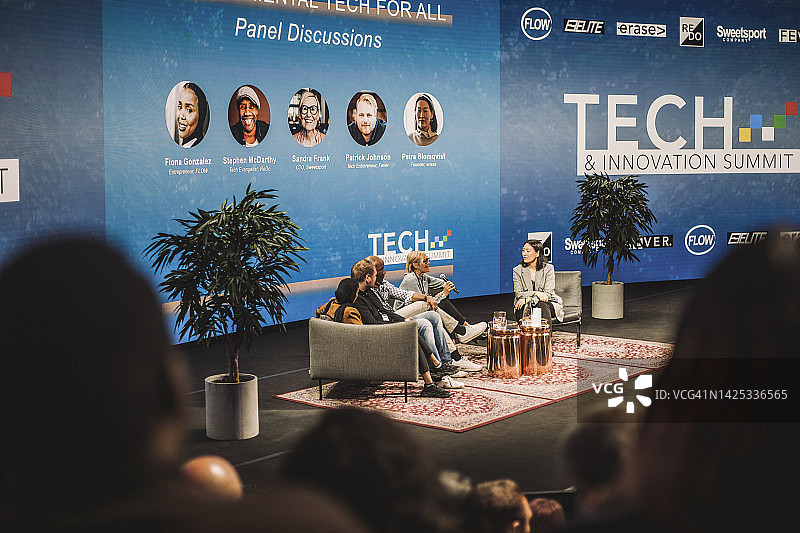 科技企业家在会议活动的小组讨论中与采访者互动图片素材