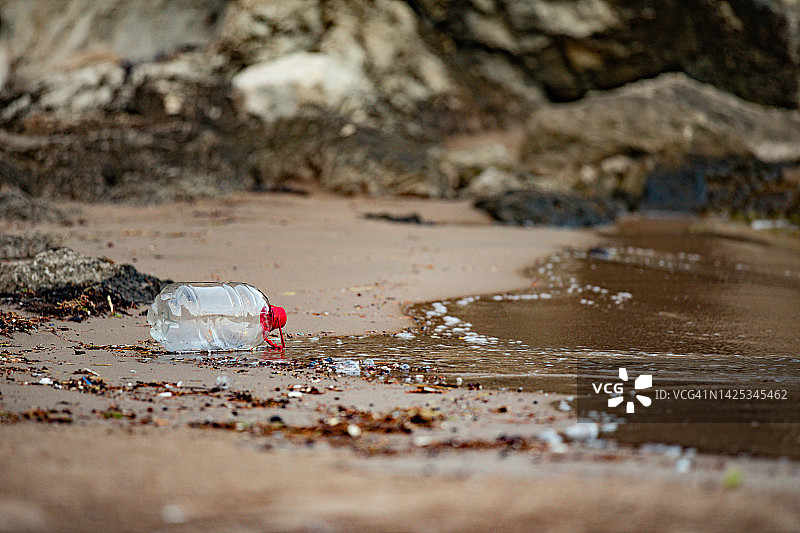 沙滩上的塑料垃圾：拜亚海滩图片素材