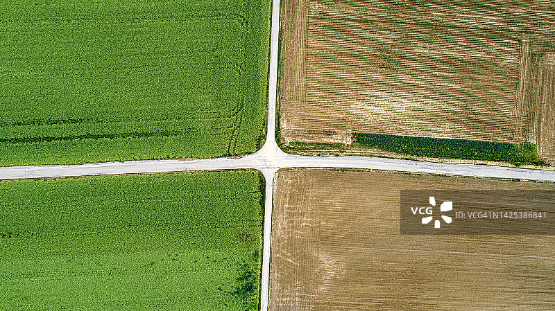 农业田野中的十字路口航拍图片素材