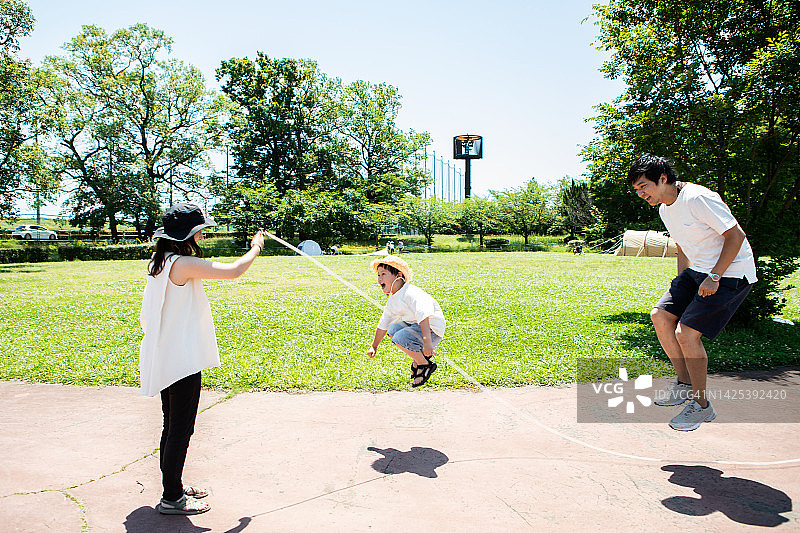 一家人在公园里玩跳绳图片素材