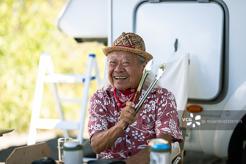 一小群老年人在露营车里享受露营图片素材