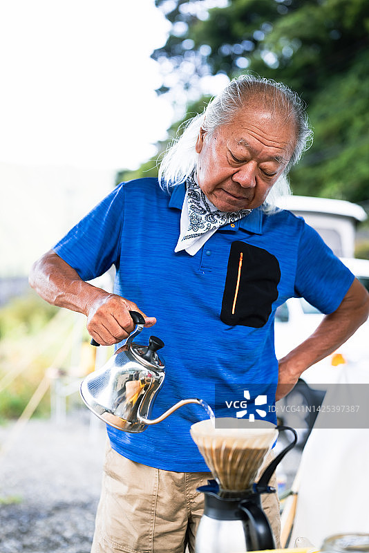 一小群老年人在露营车里享受露营图片素材