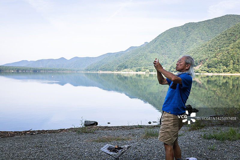 一小群老年人在露营车里享受露营图片素材