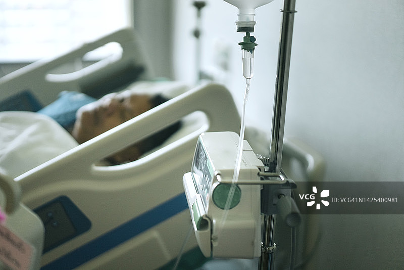 医疗设备盐水滴注和病人盐水溶液的特写图片素材