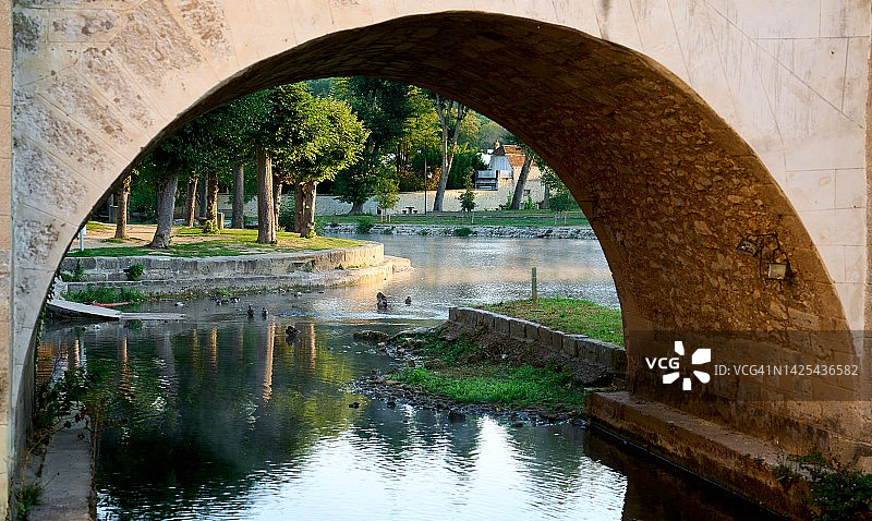 卢万河上的拱桥图片素材