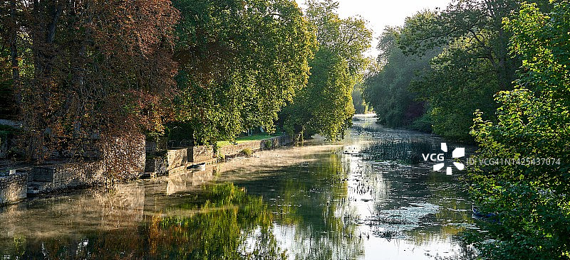 停靠在河岸边的划艇图片素材