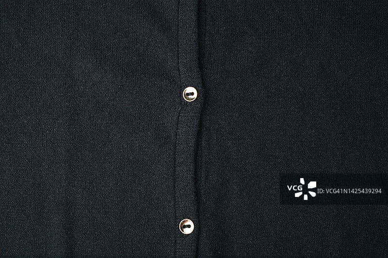 黑色保暖夹克上的纽扣图片素材