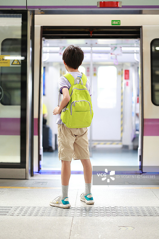 在地铁站等待图片素材