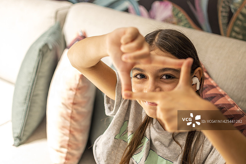 手持相框里的小女孩图片素材