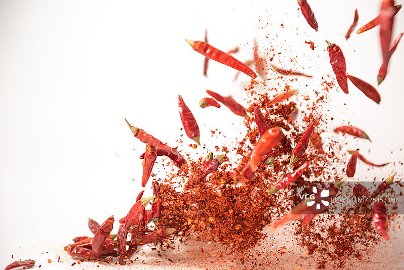 飞舞的干辣椒与辣椒粉图片素材