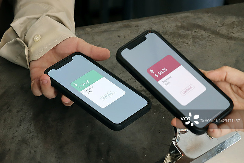 顾客在咖啡馆餐厅使用手机支付，无现金技术和转账概念图片素材