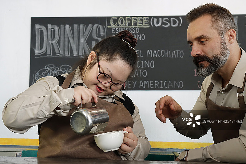 在咖啡馆工作的唐氏综合征女人图片素材