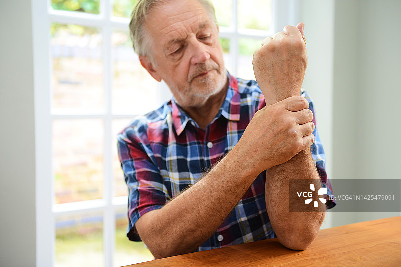 手臂疼痛的男子图片素材