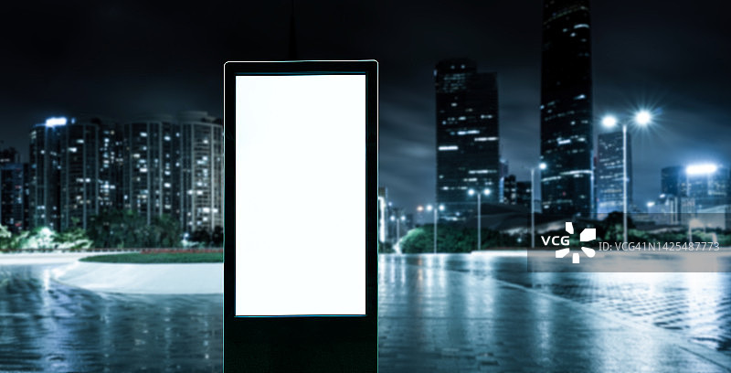 城市街道上的空白广告牌图片素材