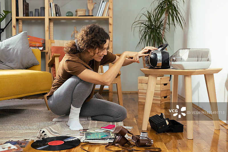 快乐的年轻女人在家播放怀旧音乐图片素材