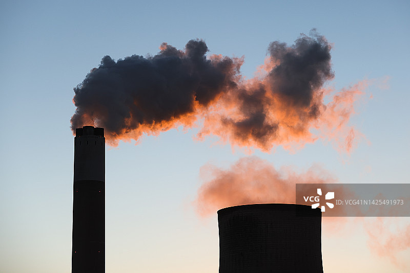 冷却塔升起的蒸汽图片素材