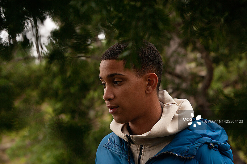 身穿蓝色外套的年轻男子图片素材