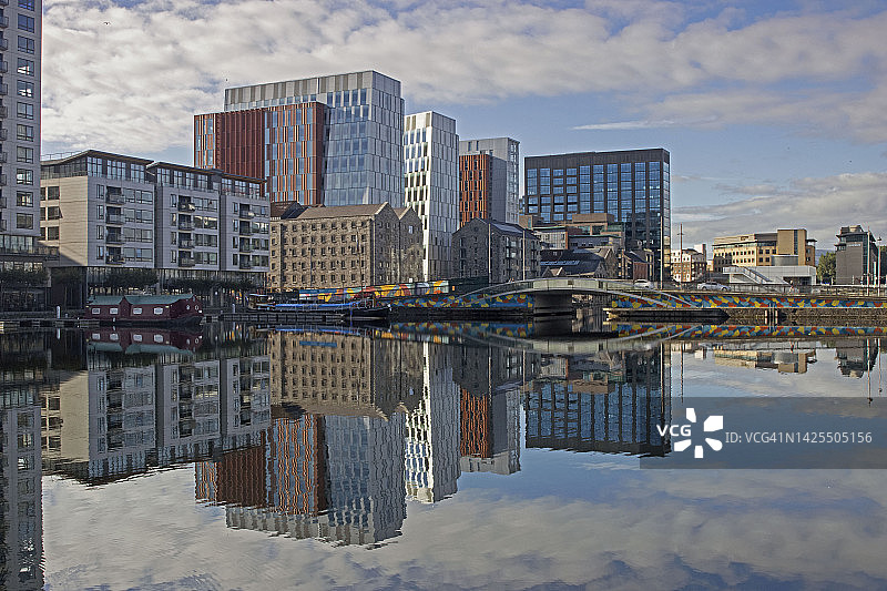 大联盟船坞中倒映的现代摩天大楼图片素材