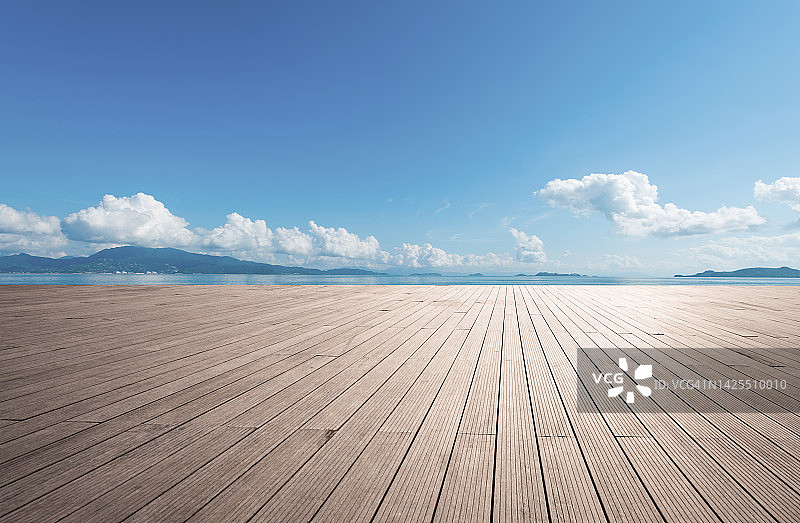 空旷的甲板，面向大海和天空图片素材