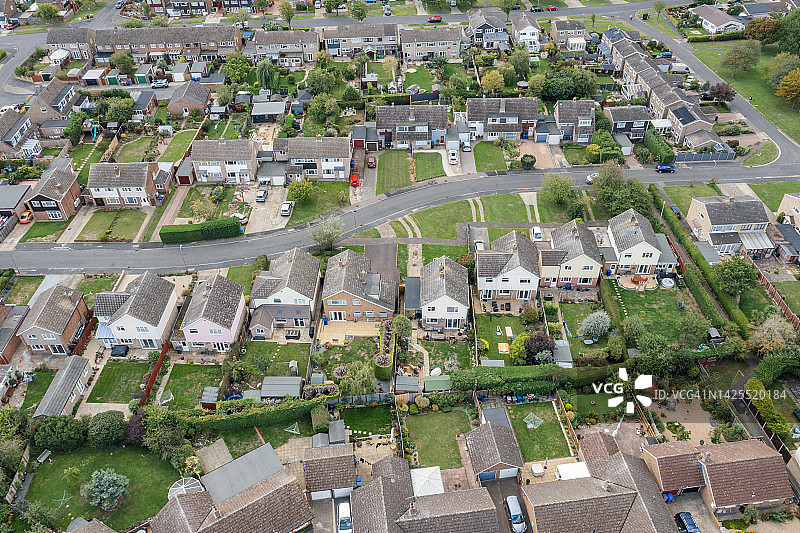 英国郊区住宅（20世纪70年代）的无人机视角图片素材